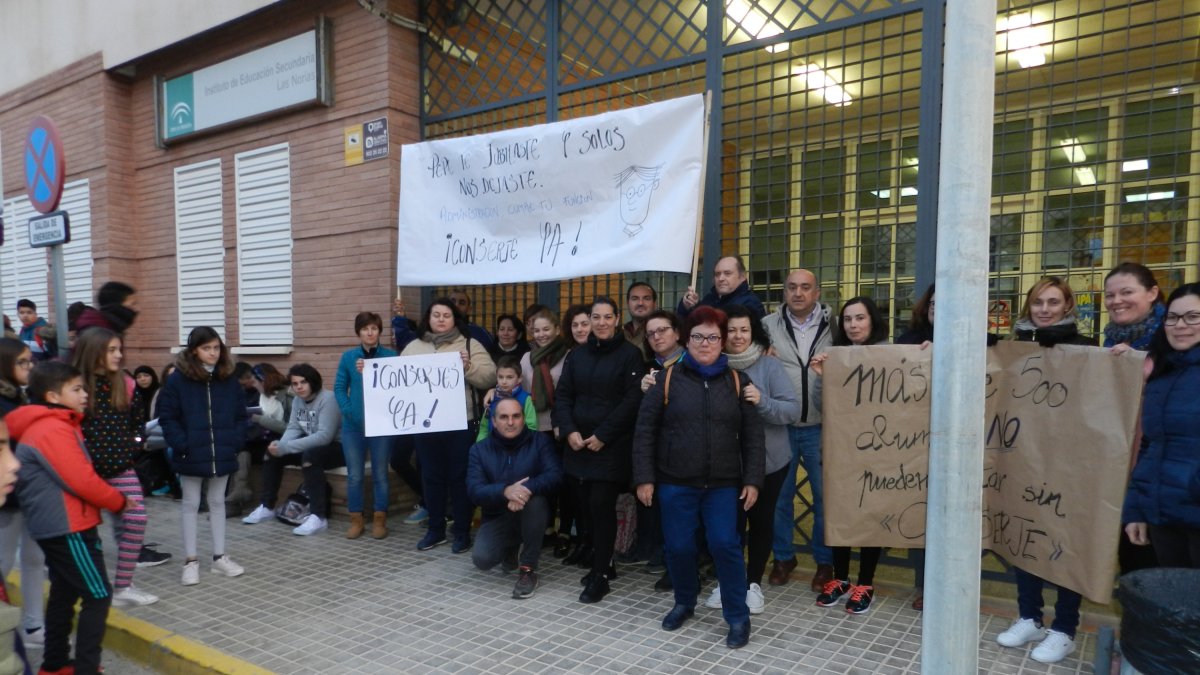 Padres y alumnos durante la protesta a las puertas del centro