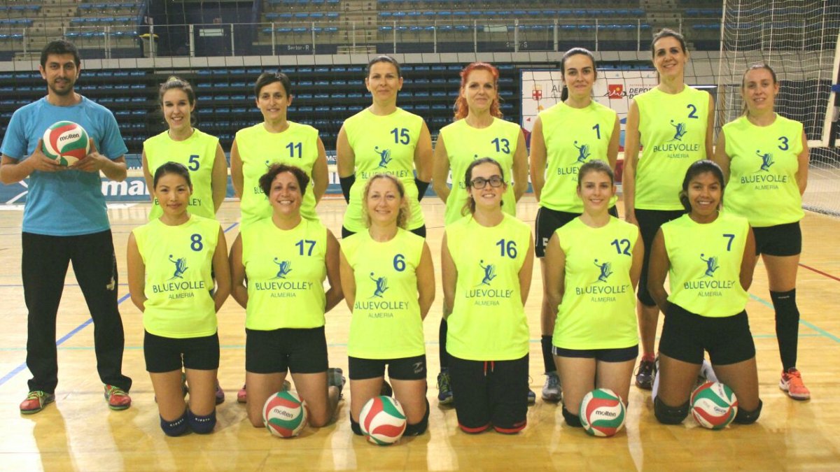Las Bluevolley con la segunda equipación.