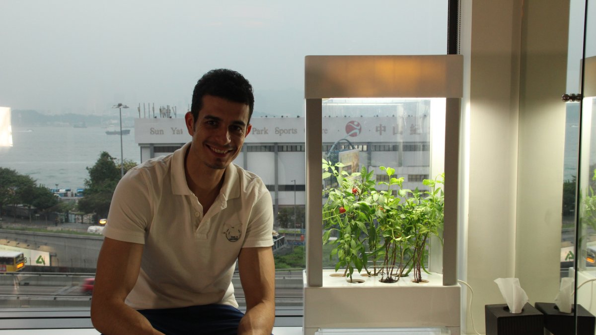 Uno de los creadores de Niwa y CEO de la empresa, Javier Morillas, con su prototipo.
