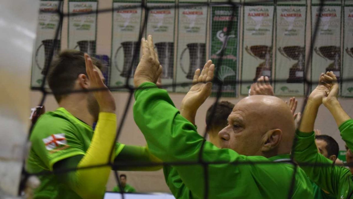 Piero haciendo piña con sus jugadores.