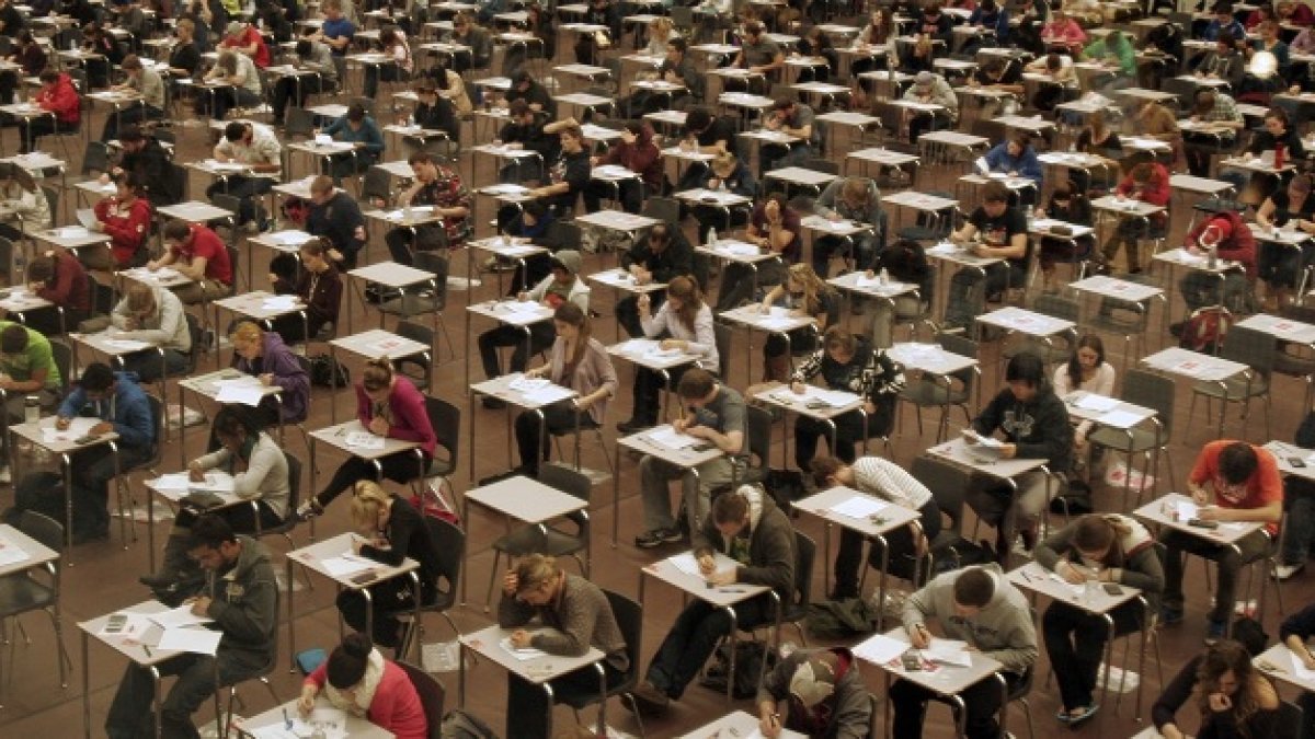 Aspirantes a docentes durante la realización de las oposiciones.