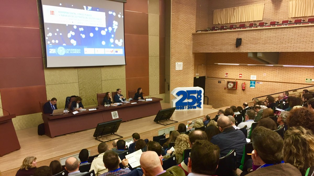 El Auditorio de la UAL, ayer, repleto de asistentes a este simposio.