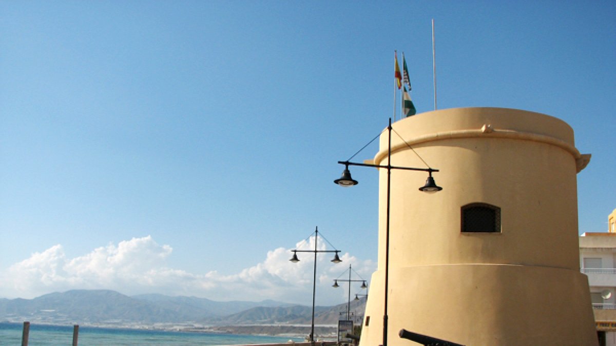 Torre de Balerma junto al paseo marítimo