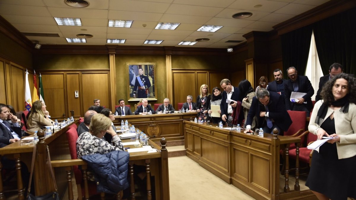 Los diputados provinciales del PSOE abandonaron el Pleno ayer tras un bronco debate sobre la gestión del agua.