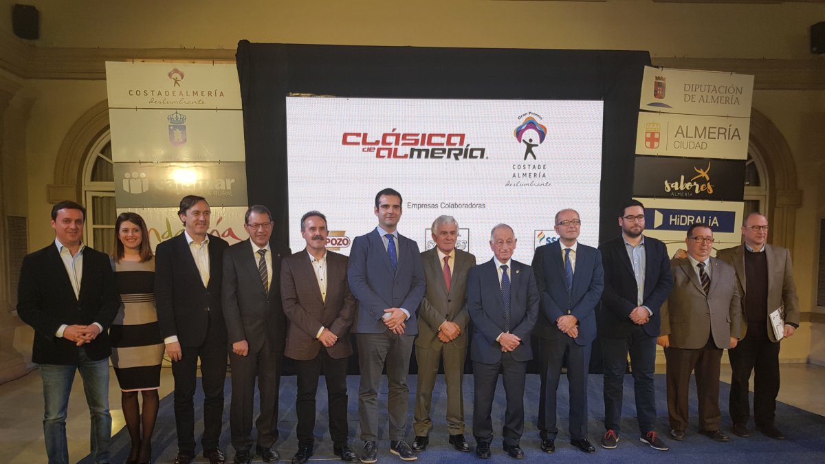 Foto de familia en el Patio de Luces de la Diputación.