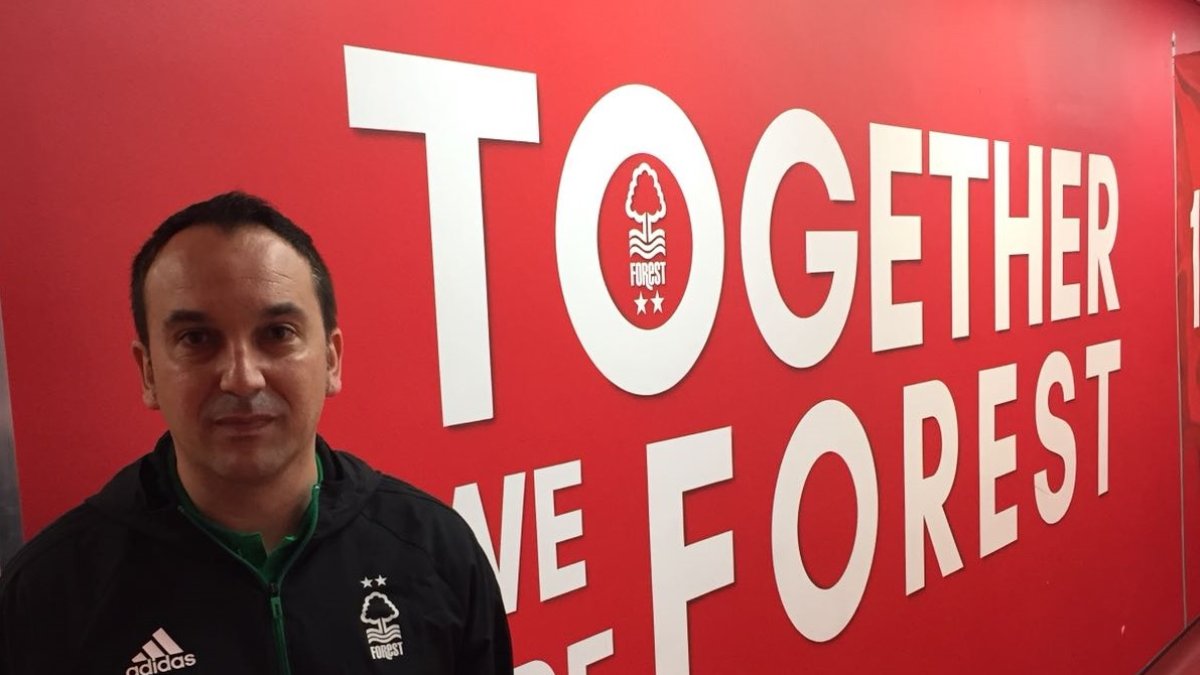 Maikel en el Estadio del Nottingham Forest.