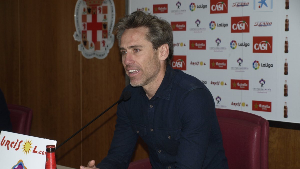 Corona en rueda de prensa.