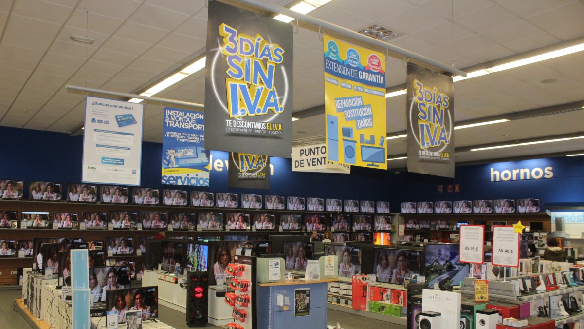 Centro Hogar Sánchez cuenta con una gran exposición en televisión, sonido, electrónica, telefonía, informática. Está ubicado en Carretera del Ingenio