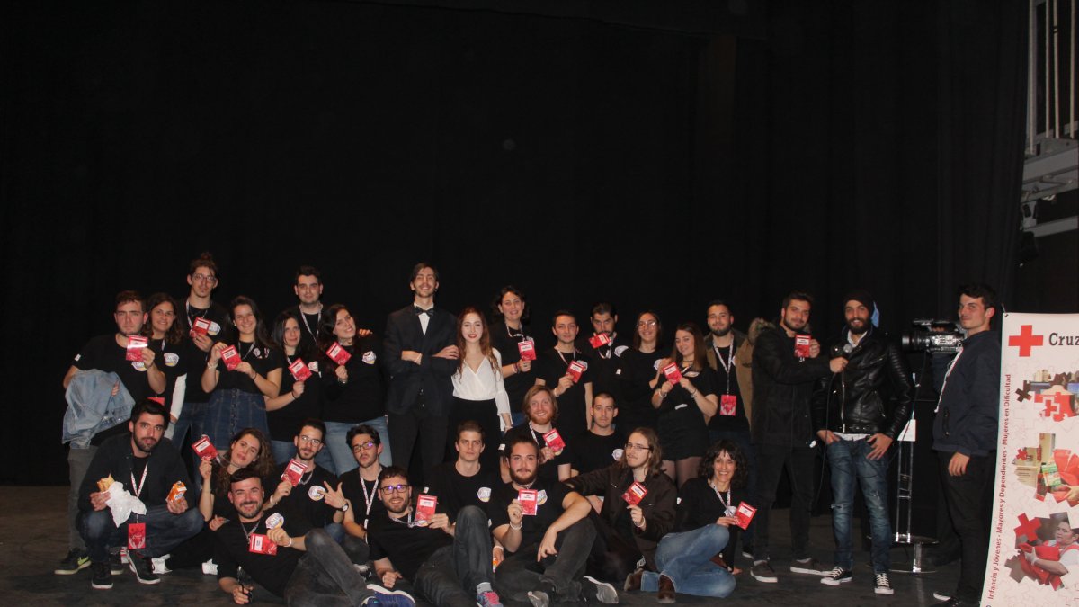 Los alumnos y profesores del 2º curso del ciclo de Realización de Proyectos de Audiovisuales y Espectáculos del IES Albaida, junto con Monín Olivares