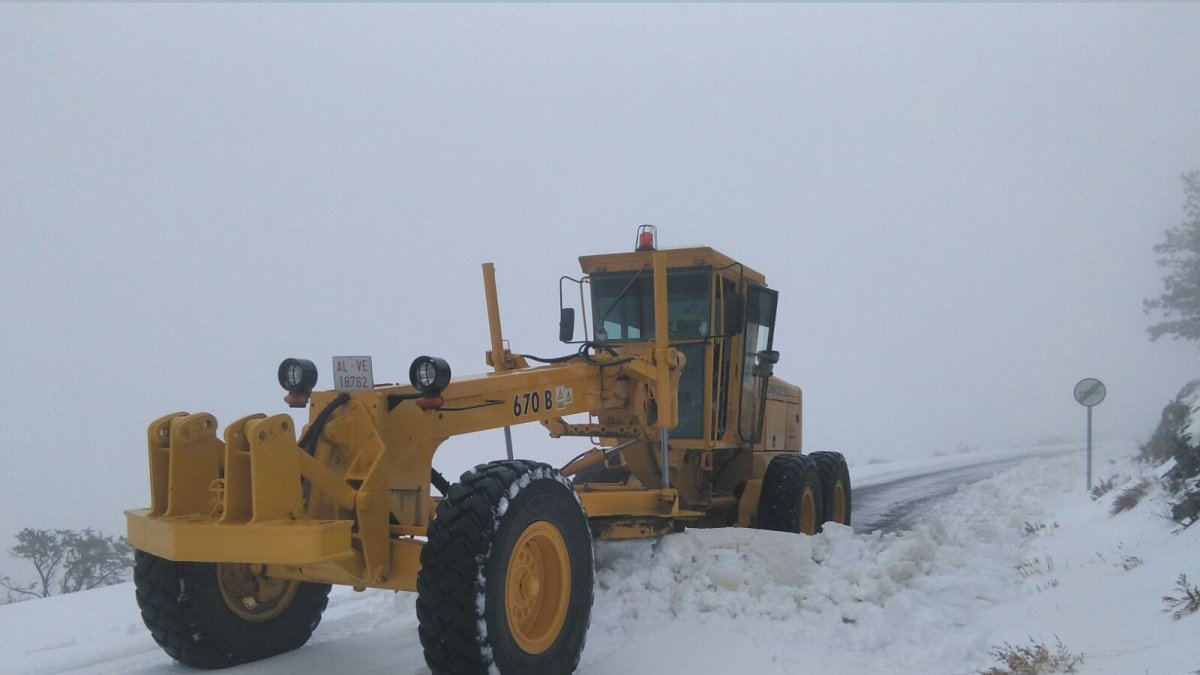 Máquina quitanieves trabajando ayer en la provincia