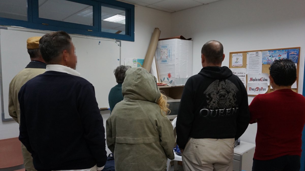 Asistentes a una reunión de Alcohólicos Anónimos donde comparten sus vivencias entre sí y se dan apoyo mutuo. Foto: Ricardo Alba