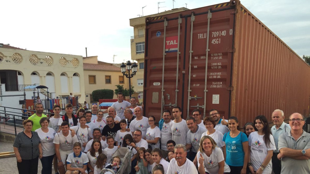 Participantes miembros del Banco de Libros y vecinos tras el último reto solidario.