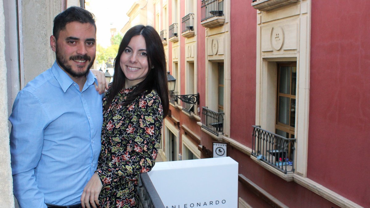 Fran Leonardo en su estudio de la calle de las Tiendas con María Teresa Sánchez, su pareja sentimental y profesional.