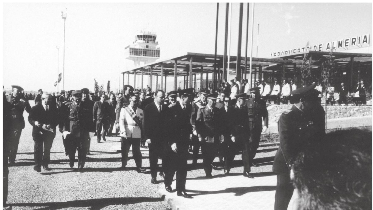 Franco junto a Fraga y otros dirigentes civiles y militares inaugurando el aeropuerto.