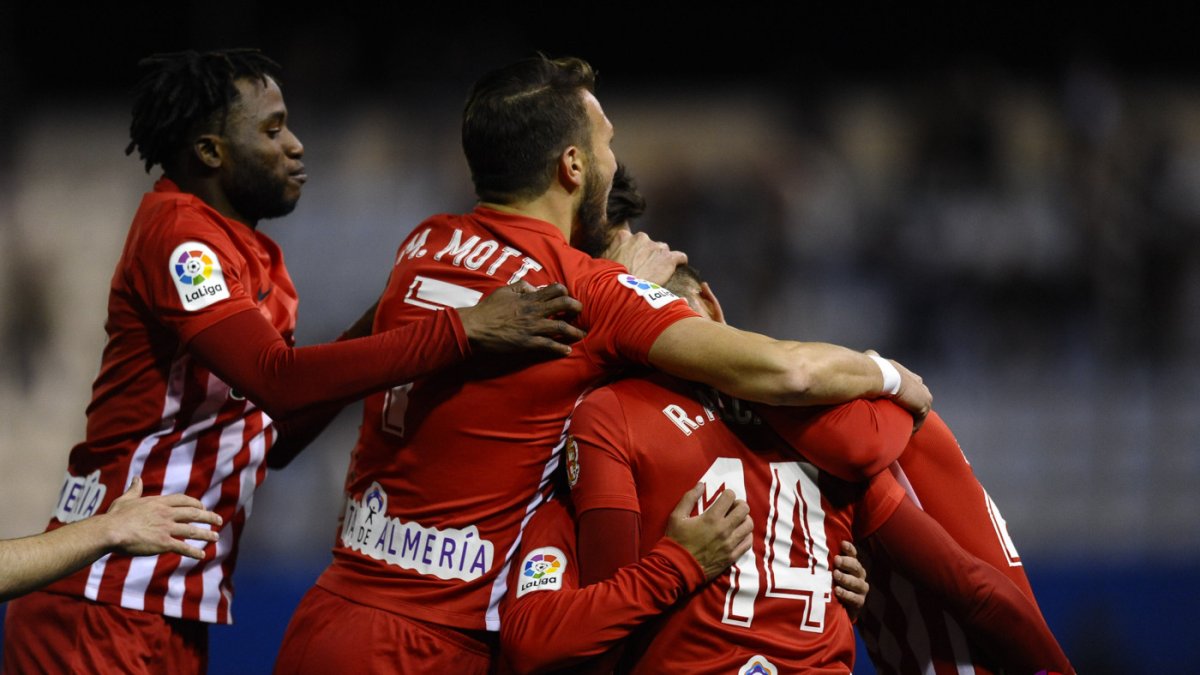Los jugadores del Almería celebrando la victoria.
