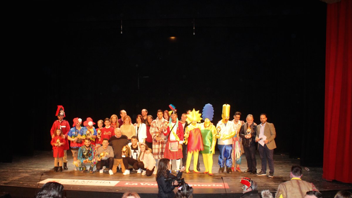 Foto de familia de los galardonados, con los premiados, las concejalas y el presidente de FEMACA.