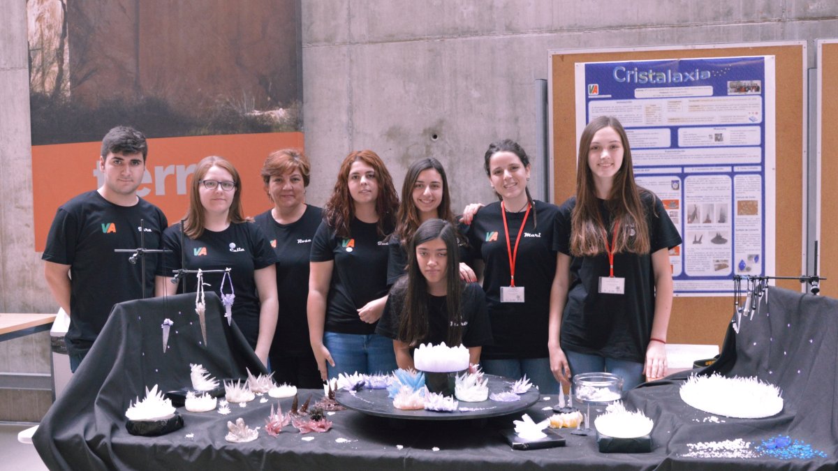 Alumnos del IES?Valle de Andarax de Canjáyar durante su exposición en la Universidad de Almería.