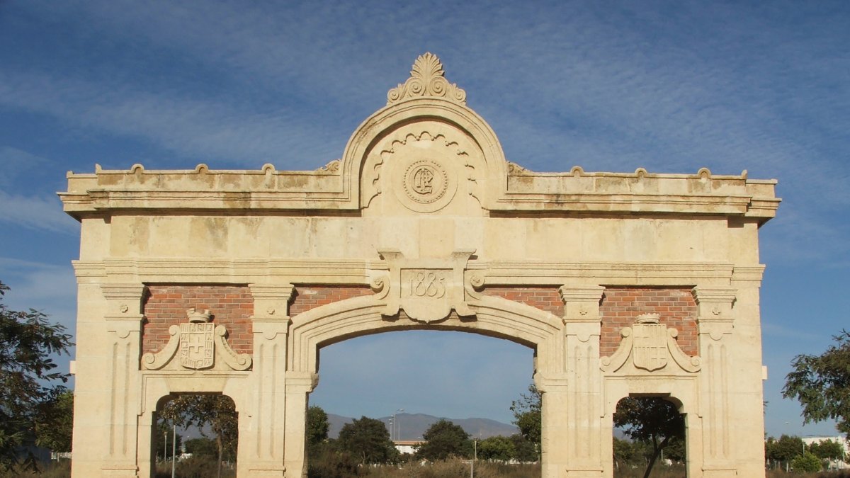 La puerta de El Ingenio de la que ha desaparecido la placa conmemorativa.