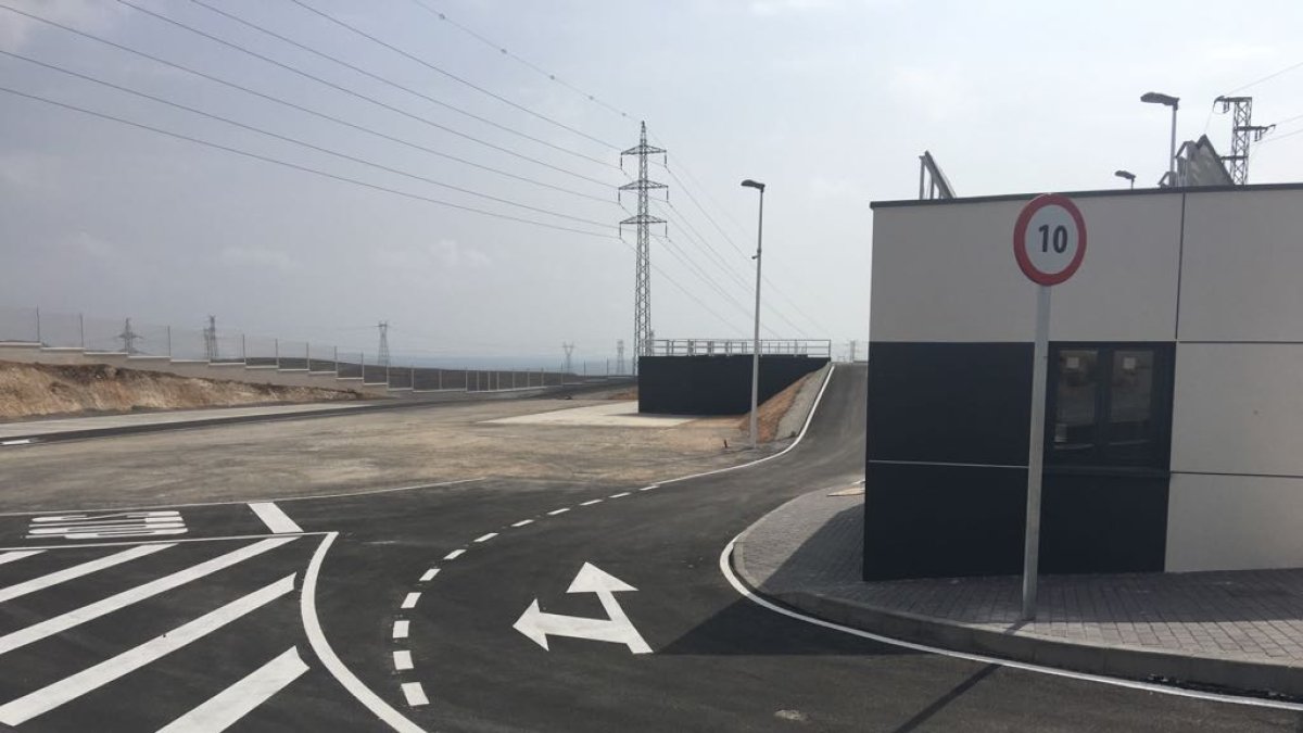 Entrada al punto limpio de Carboneras que pronto estará en uso.