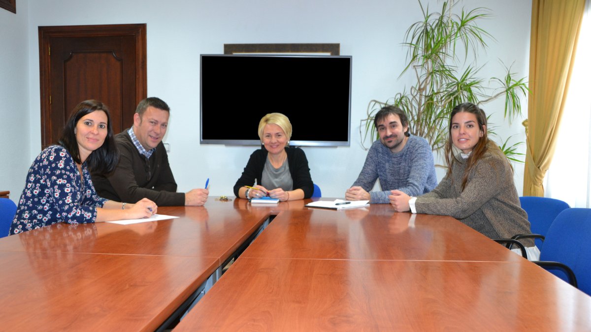 Reunión entre Eloísa Cabrera y los representantes de Consultrans.