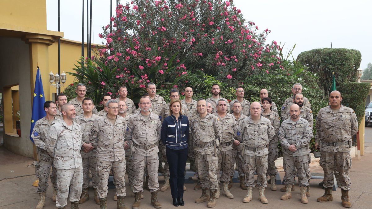 La ministra Cospedal con mandos en Mali.