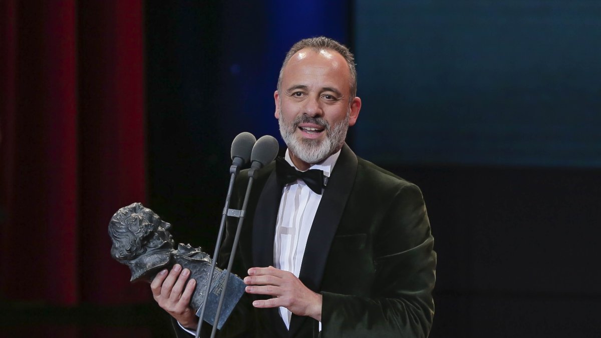 Javier Gutiérez elogió al almeriense Manuel Martín Cuenca tras recoger su premio. (Foto: DYP)