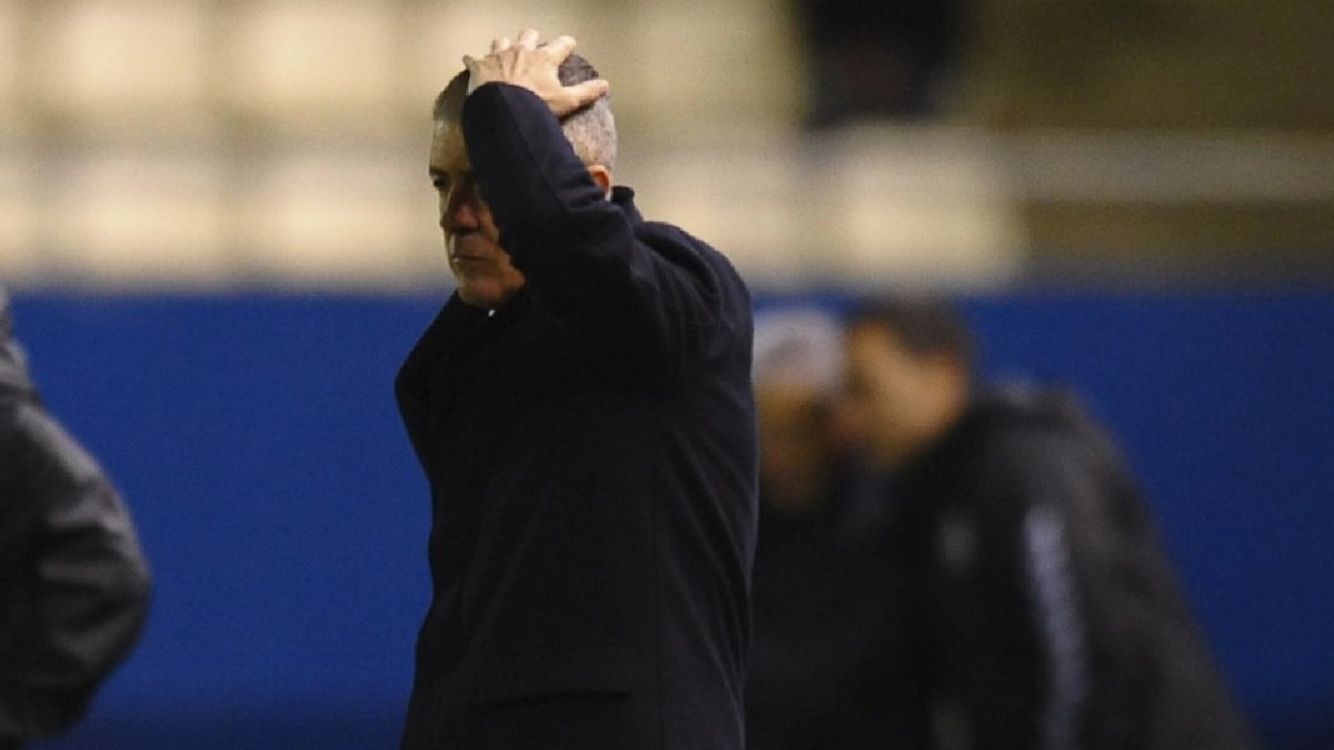 El entrenador del Almería no daba crédito a la primera mitad.