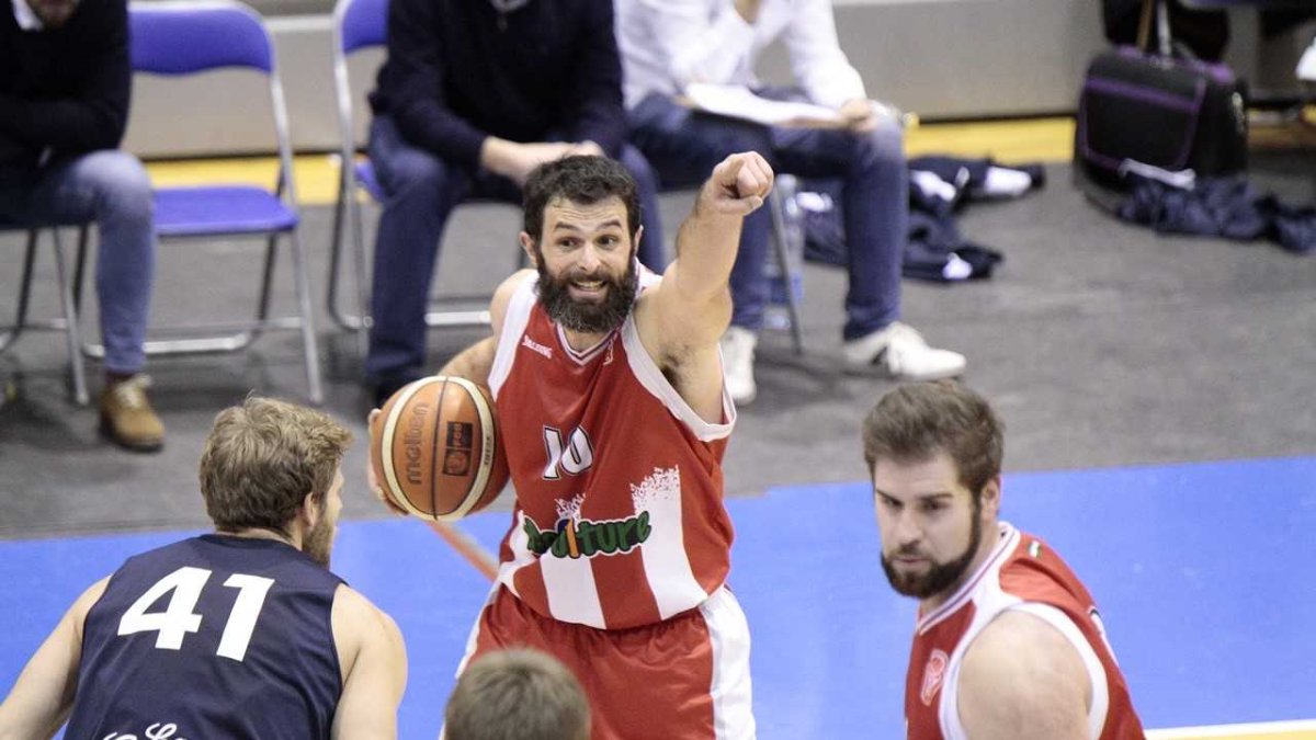 Jesús Castro indicando jugada.