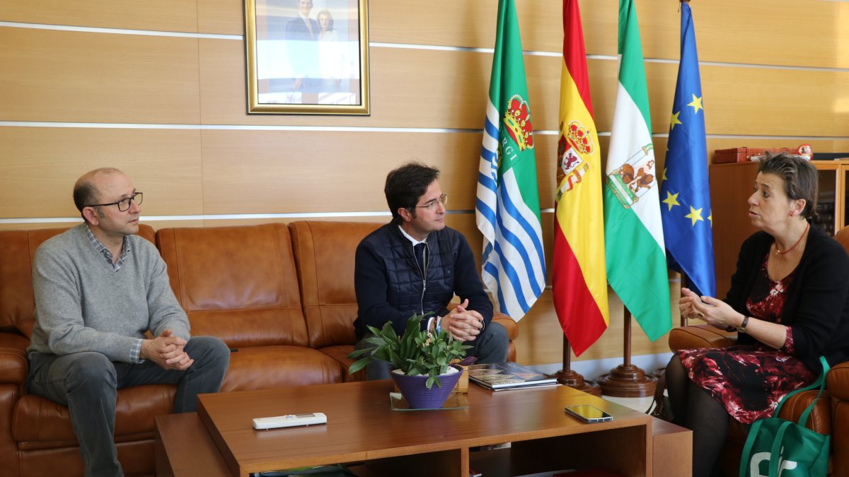 Foto de la visita de Marga Vintges a El Ejido, en una reunión con representantes políticos del municipio.