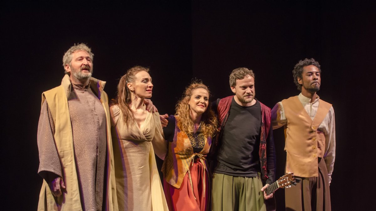 Elenco de la obra tras la representación en el Apolo.