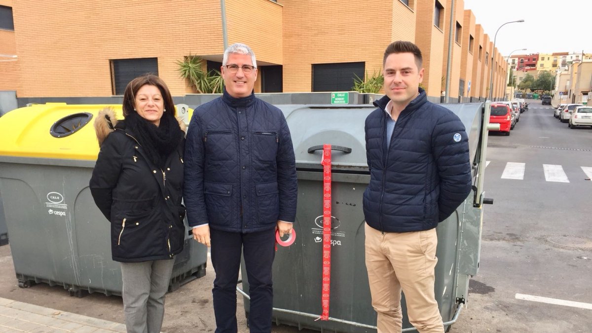 El alcalde ha supervisado personalmente la instalación de algunos de estos precintos.
