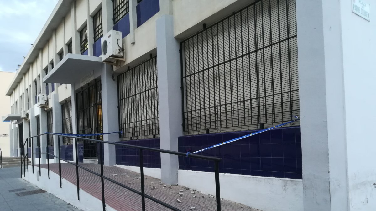 Hace unos días se cayó parte de la cornisa.