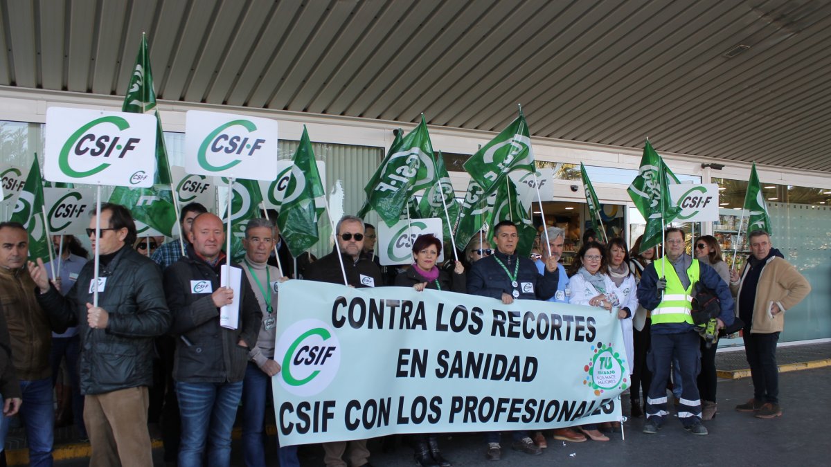 Concentración del sindicato CSIF esta mañana en Torrecárdenas en protesta por la saturación de las Urgencias.