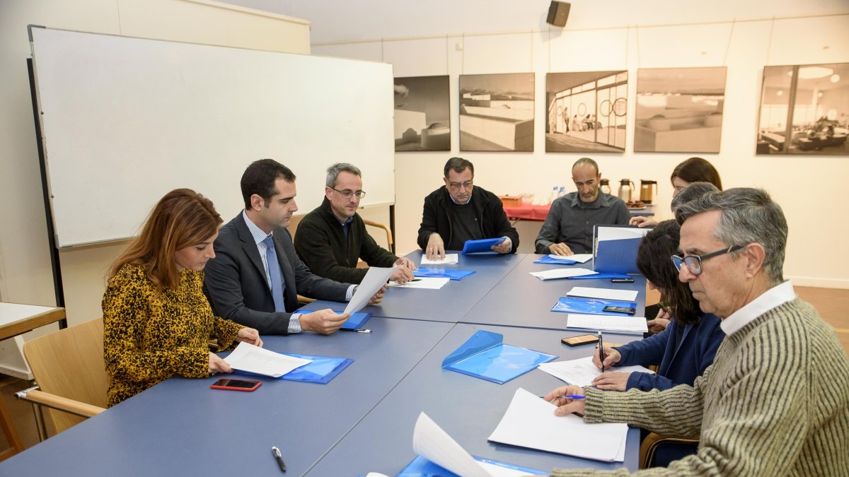 Reunión de constitución de la mesa del jurado del concurso de ideas para el Torreón de San Miguel.