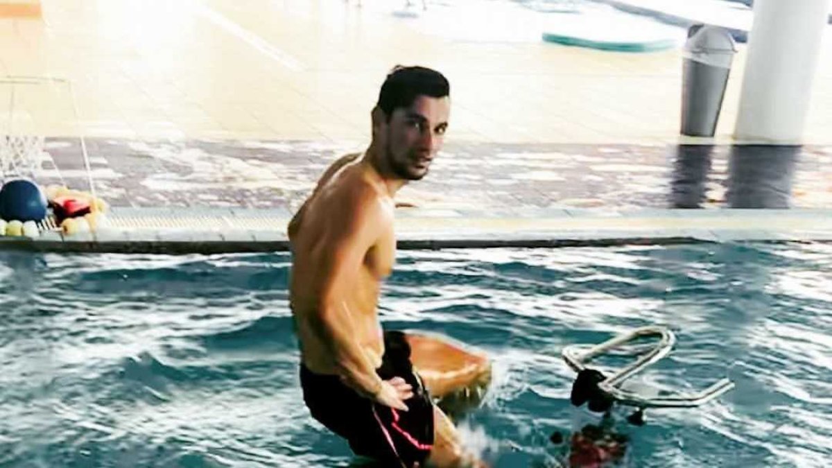 Tino Costa en la piscina.