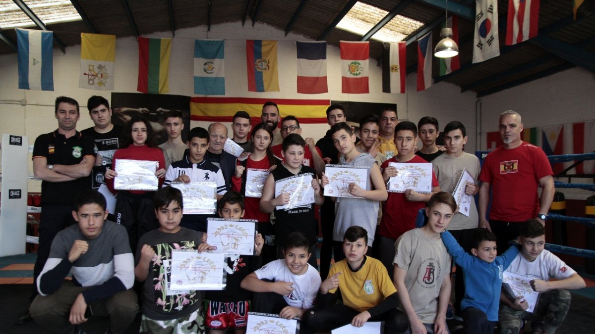 Los participantes con sus diplomas.