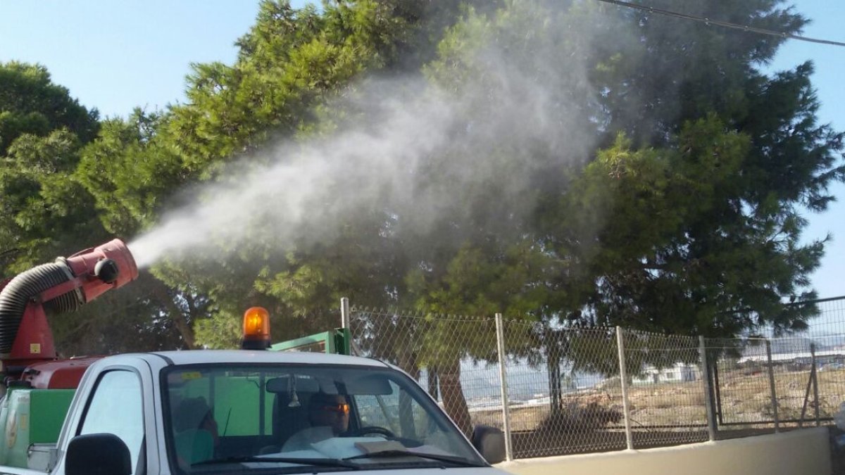 Trabajos de fumigación en Adra.