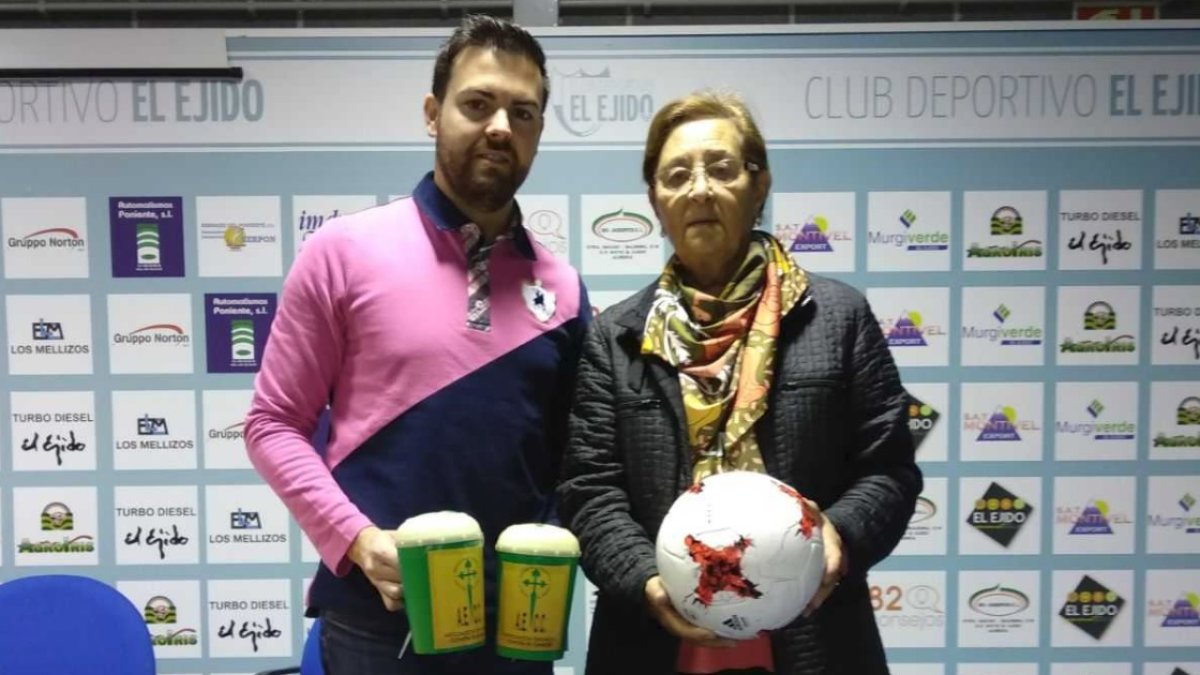Javi Fernández en la presentación del partido contra el cáncer.