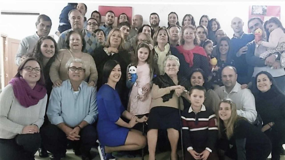 Antonia Gallego tuvo siete hijos y ahora está rodeada además por sus diecisiete nietos y sus nueve biznietos.