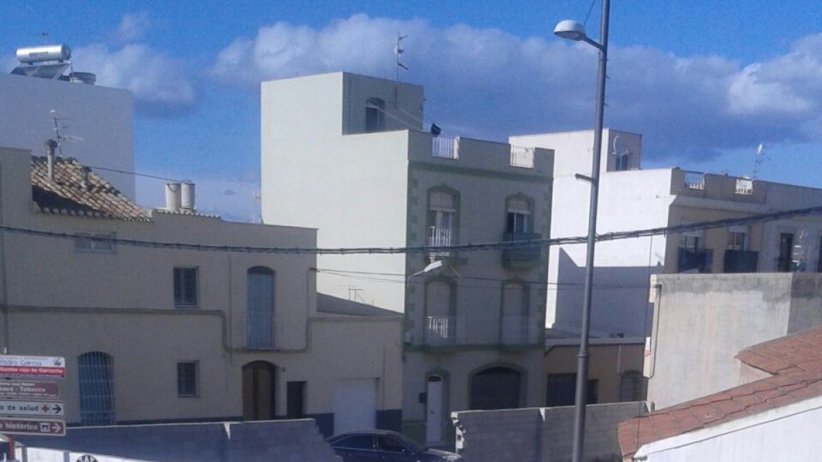 Un coche se estrelló contra un muro ayer en Vera.