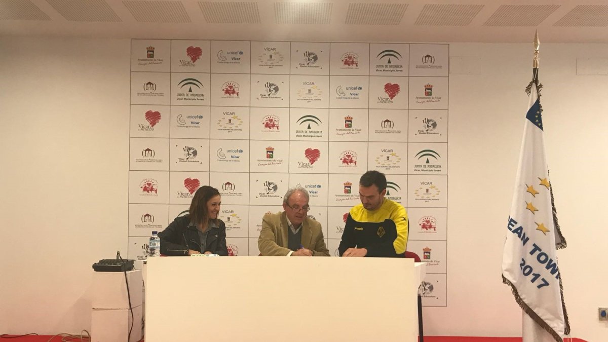 Firma entre Bahía de Almería y Ayuntamiento de Vícar.
