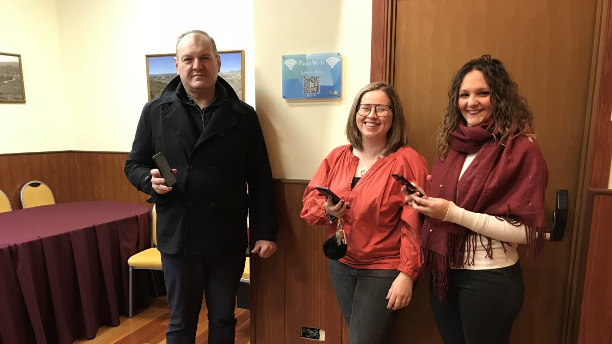 Alcalde y concejales usando la red wifi en sus teléfonos.