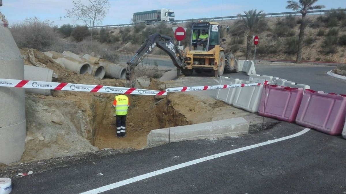 Obreros en el desdoble de la carretera Vera-Garrucha.