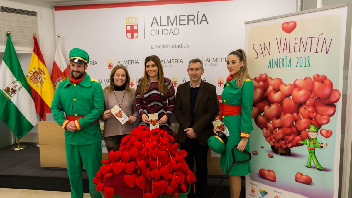 Carteros del amor con representantes de los comerciantes y la concejal de Comercio