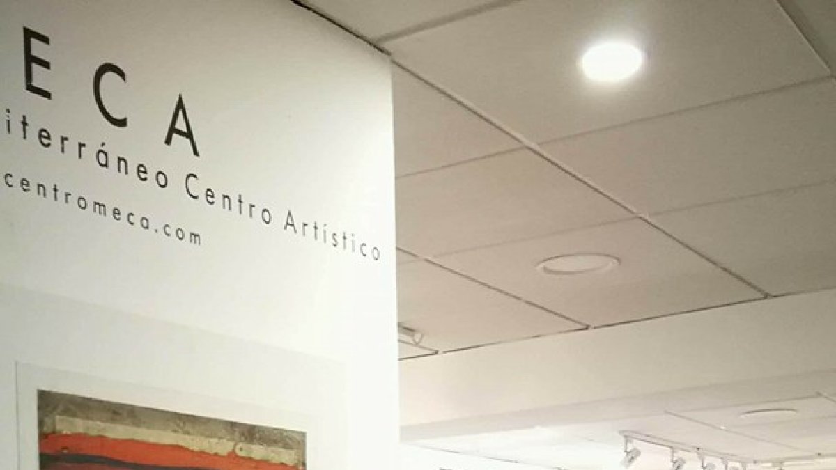 Ernesto Pedalino, frente a una de sus obras en MECA.