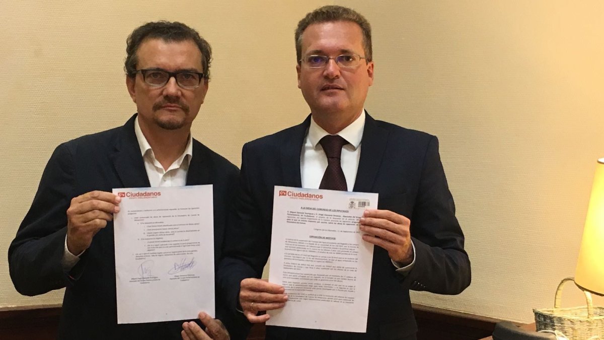 Diputados de Ciudadanos con la pregunta escrita en el Congreso.