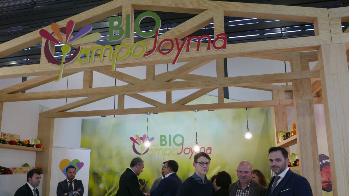 Representantes de Campojoyma en el stand de la empresa en Fruit Logistica.
