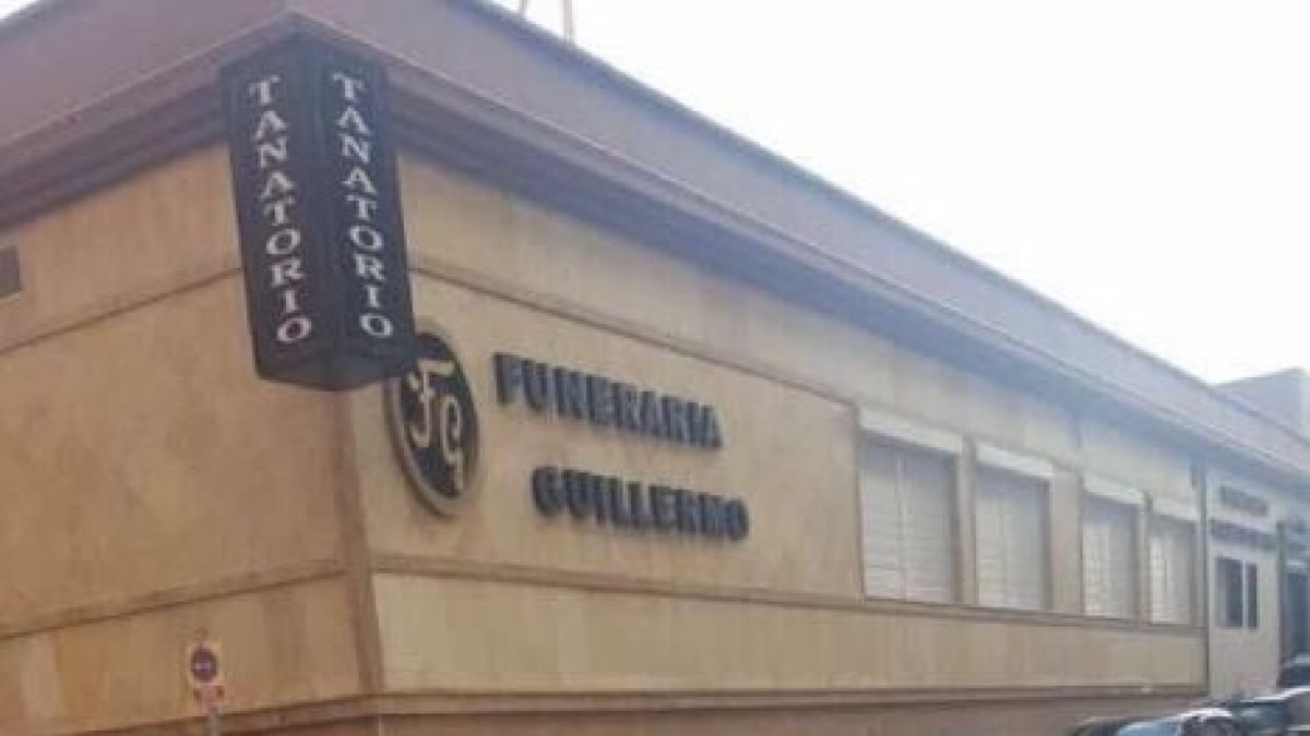 Un coche se empotra contra un tanatorio de Roquetas.