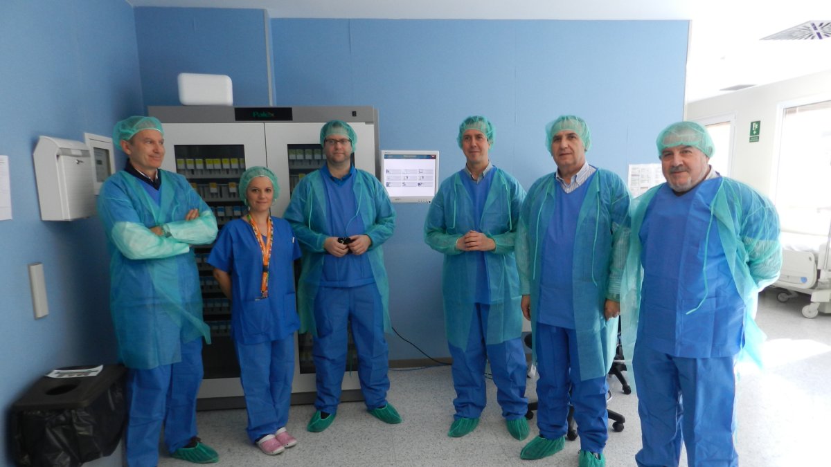 Profesionales del Hospital de Poniente durante la presentación del nuevo sistema