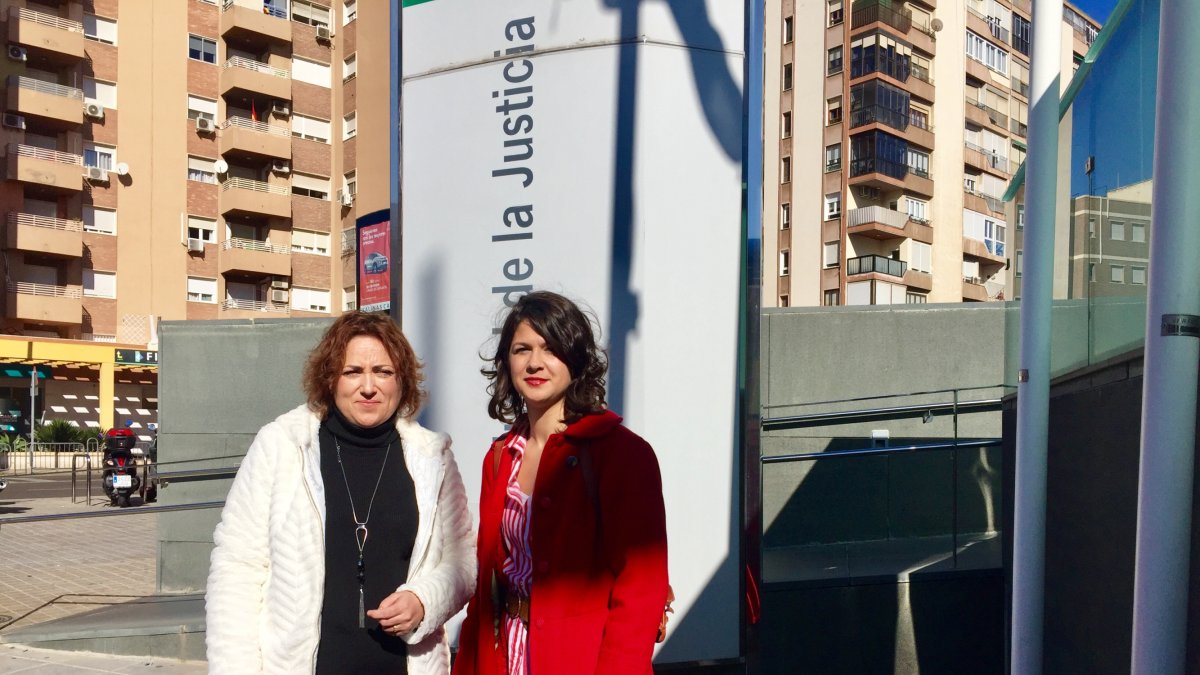 Mari Carmen Pérez, parlamentaria de IU y María Jesús Amate, coordinadora provincia, hoy, a las puertas de la Ciudad de la Justicia en Almería.